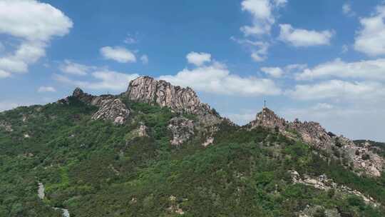 青山覆盖的嶙峋山峰 青岛浮山