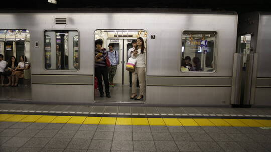 东京地铁站的乘客延时拍摄