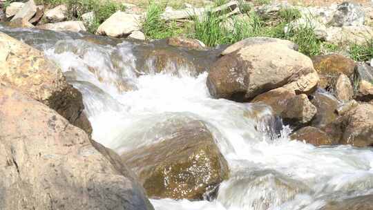 呼和浩特大青山里的小溪天然泉水矿泉水