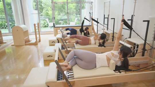 女人健身房练习瑜伽视频素材模板下载