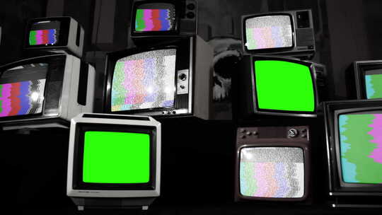 五台堆叠的老式电视打开绿屏