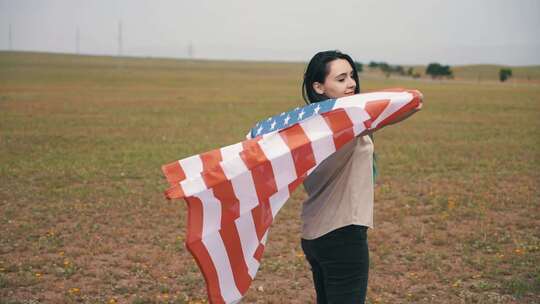 女人挥舞着美国国旗视频素材模板下载