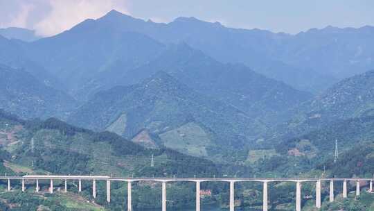 高铁行驶在祖国的大好河山喀斯特地貌