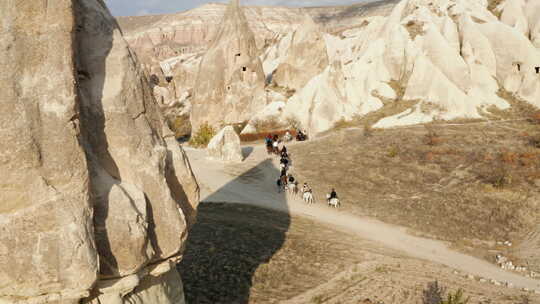 土耳其骑马之旅。马队穿过卡帕的地质岩层