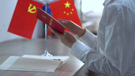 共产党员接受红色主题爱国教育