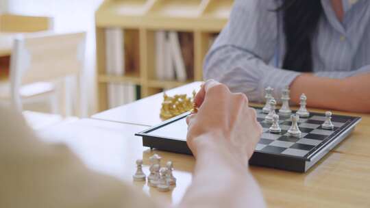 国际象棋俱乐部比赛中下棋的人的特写镜头。