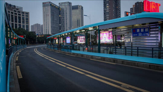 常州 城市BRT快速公交 傍晚 城市车流交通视频素材模板下载