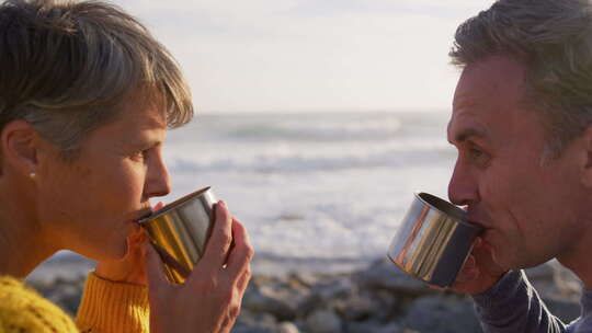 情侣在海边喝咖啡