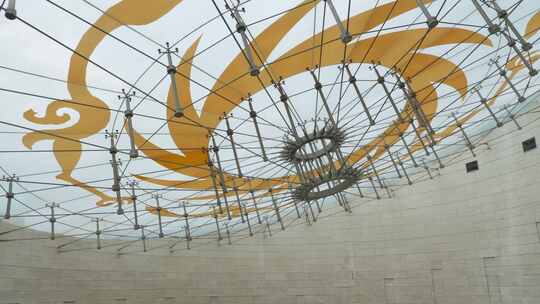 成都金沙遗址博物馆太阳神鸟图腾标志屋顶