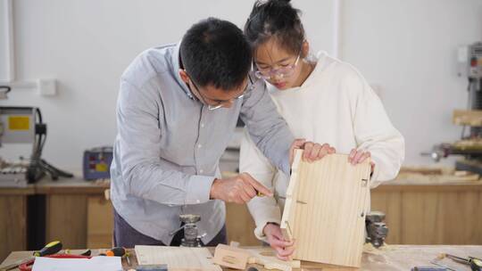父亲教孩子制作手工木艺视频素材模板下载