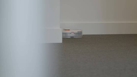 机器人吸尘器清洁地毯的长镜头