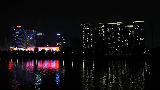 220719夜晚马路高楼红绿灯实拍视频 (2)