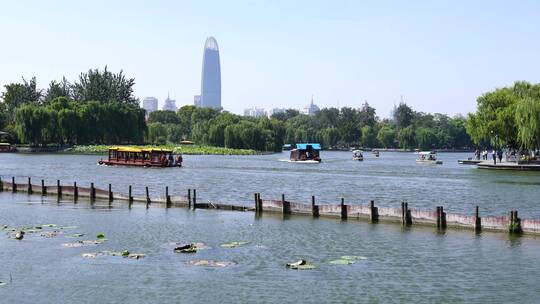 山东济南大明湖公园景区湖面景色与游船游客