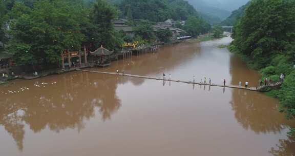 航拍四川柳江古镇风景游人过河上小桥