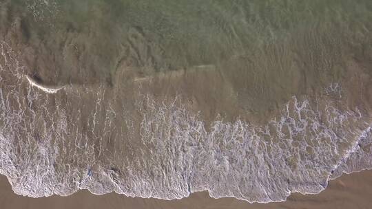 航拍海浪涌向海岸