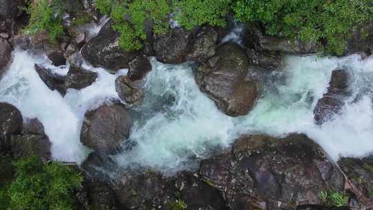 青山绿水俯拍河流溪峡谷航水资源岩石头森林