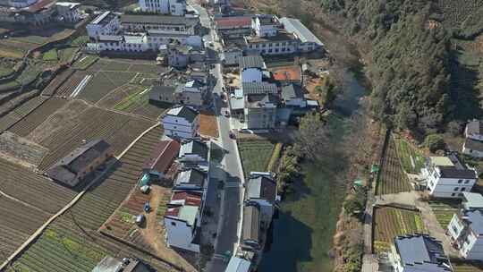 乡村道路旁的房屋与田地河流景观