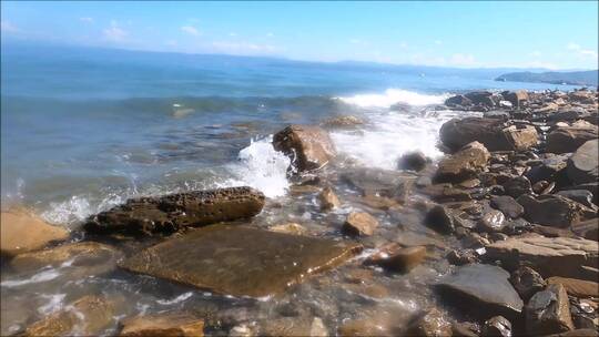 海浪冲刷着海边的岩石视频素材模板下载