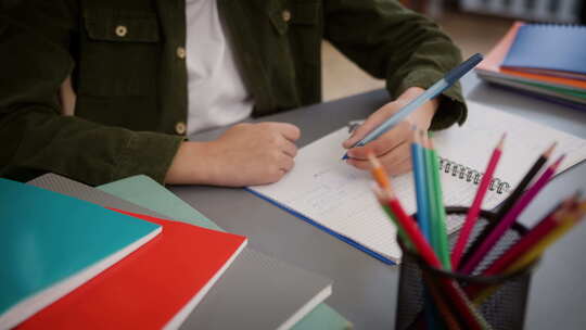 裁剪视图无法辨认的小男孩儿子小孩小学生学