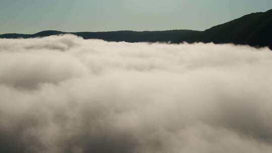 无人机拍摄山谷上空低矮的云层