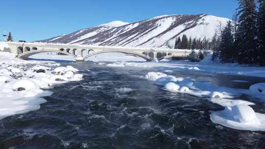 新疆喀纳斯雪景-河道雪包小桥