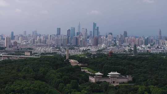 航拍南京雨花台烈士陵园与新街口同框