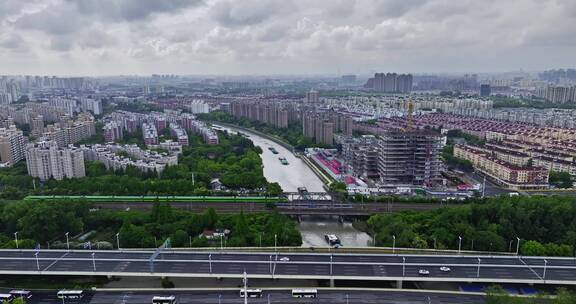 上海复工复产，路上车流川流不息航拍
