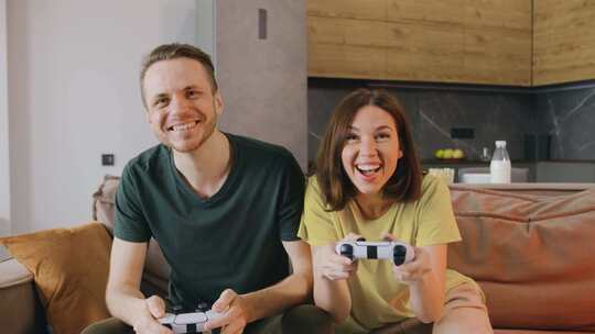 一对夫妇在家玩电子游戏的生动场景
