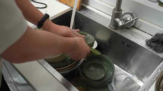 厨房水槽里洗碗视频素材模板下载