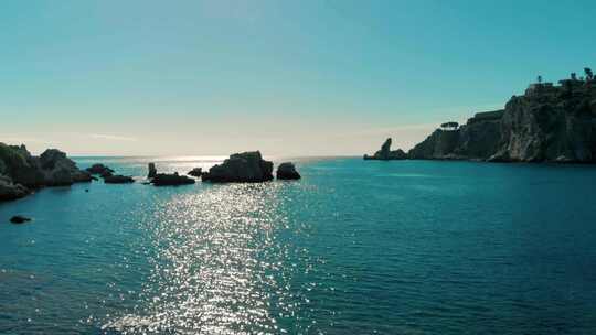 海面波光粼粼的海边风景