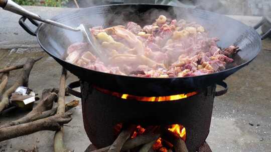 在农村生火烹饪鸭肉