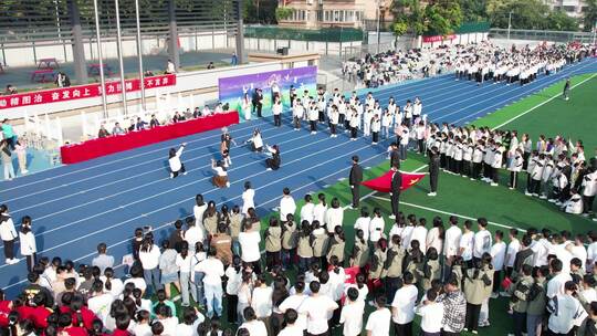 学校操场上举办互动 舞蹈表演