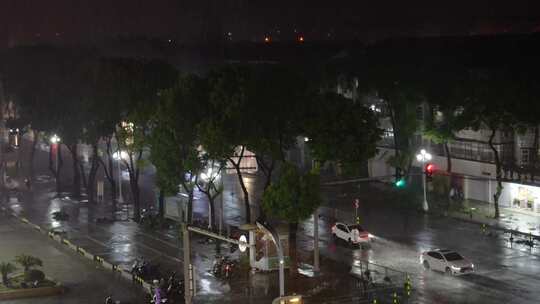 台风贝碧嘉造成城市暴雨持续