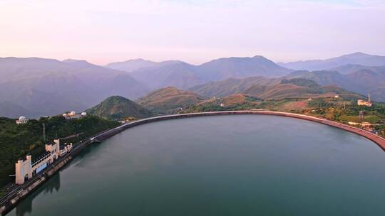 航拍夕阳下青山顶山美丽的湖州安吉江南天池