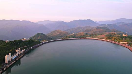 航拍夕阳下青山顶山美丽的湖州安吉江南天池视频素材模板下载