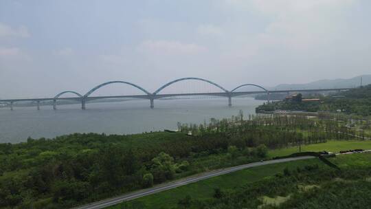 航拍湖北襄阳跨越汉江铁路大桥