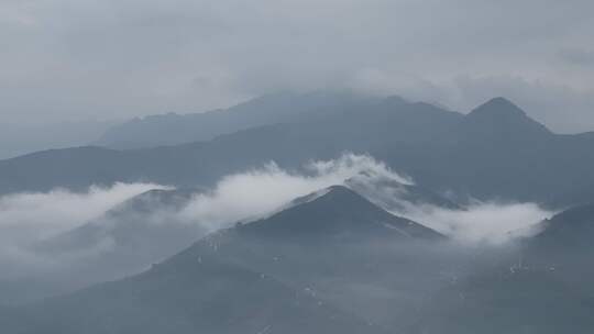 远山山脉浓雾