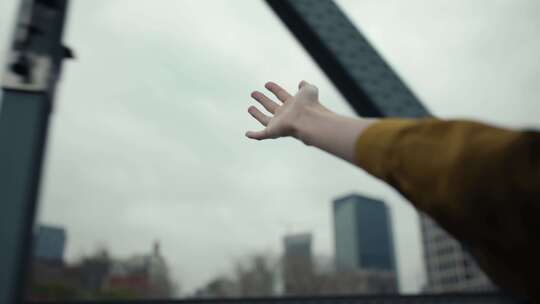 旅行中坐车的女孩把手伸出窗外感受风视频素材模板下载