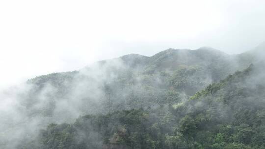 清晨云层汹涌