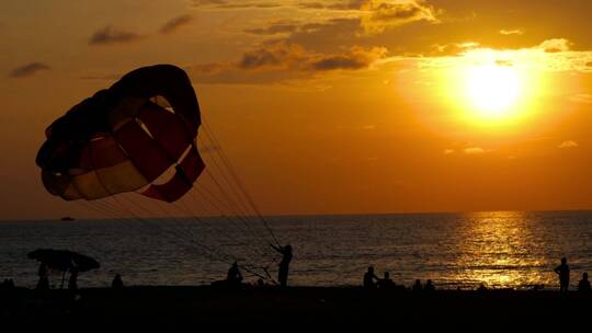 海滩上的降落伞和日落