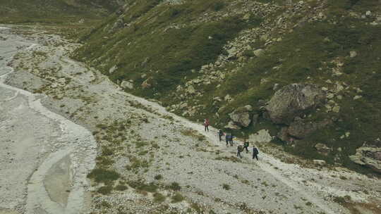 在山间小径上徒步旅行的旅游团。山地旅游