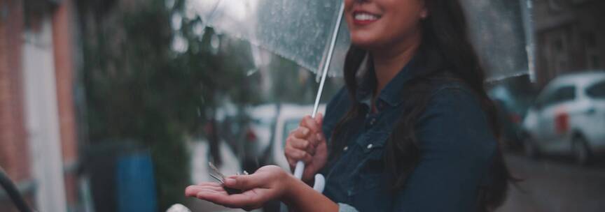 雨天打伞的女人