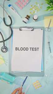 写在医学纸上的血液测试垂直视频