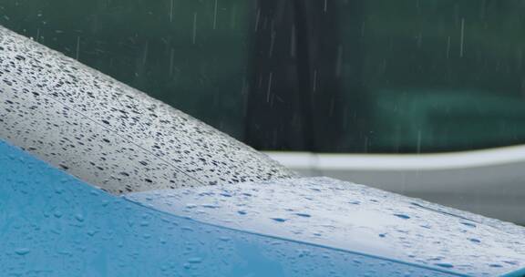 大雨落在蓝色车窗和车身