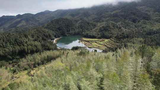 信宜钱排锅厂坪航拍，高山湖泊