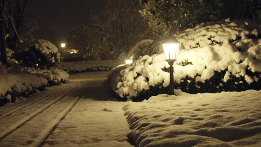 路灯下唯美雪慢镜头