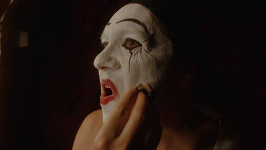 小丑在后台对镜子化妆视频素材模板下载