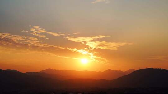 山峰日落延时黄昏夕阳山脉阳光森林夜幕降临