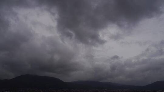 雨后山阴天云下雨天乌云天空山云雾流动雾气