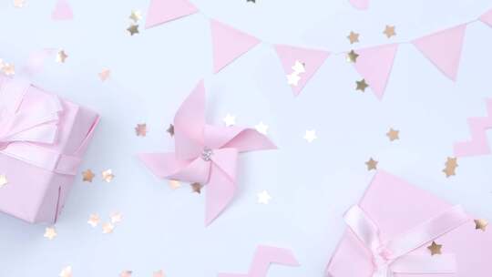 粉色纸风车和礼物盒的旋转特写